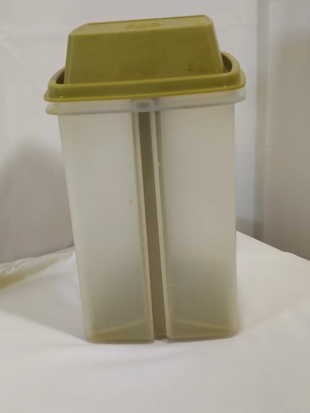 Tupperware Pickle Keeper